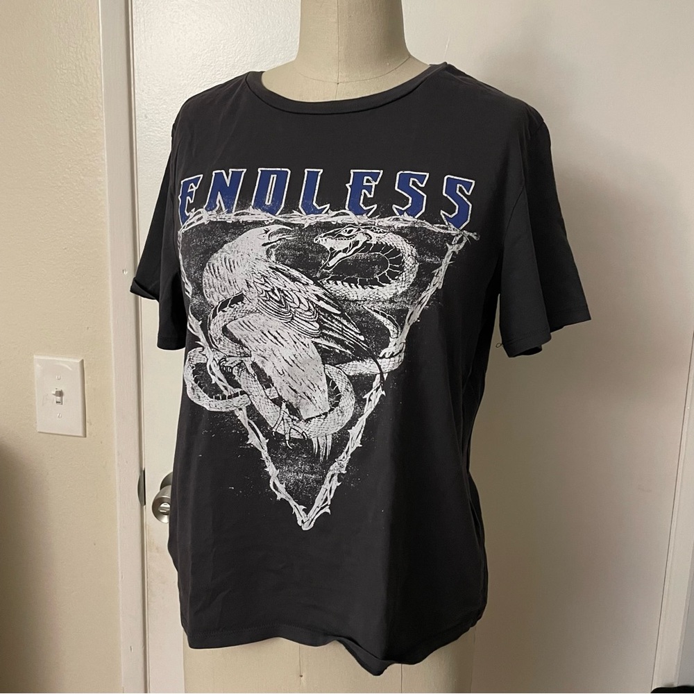 H&M gray blue graphic tee with blue accents Size M